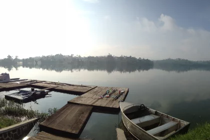 Photo of a boat docked at a dock on a lake, Indonesia, February 2013, Reinder Nijhoff