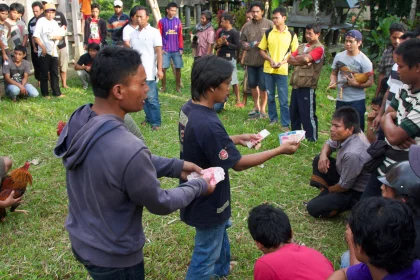 Photo of a group of people standing around each other, Indonesia, February 2013, Reinder Nijhoff