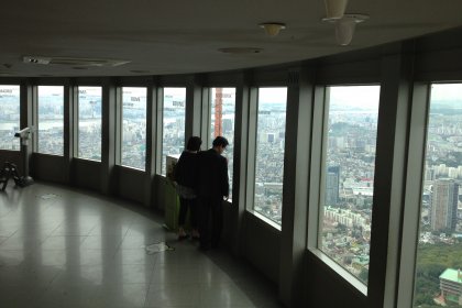 Photo of a couple of people standing in front of a window, WC Chungju, South Korea, August 2013, Reinder Nijhoff