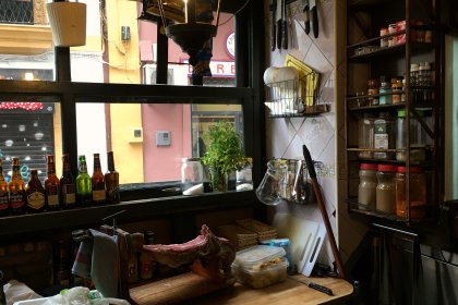 Photo of a kitchen with a window and a cutting board on the counter, Seville, February 2016, Reinder Nijhoff