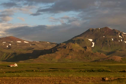 Photo of a mountain range with a house in the foreground, Iceland, June 2016, Reinder Nijhoff