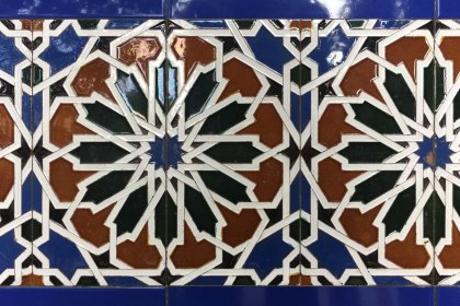 Photo of a close up of a blue and brown tile, Tiles, Seville, February 2017, Reinder Nijhoff