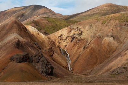 Photo of a mountain range with a waterfall in the middle of it, Landmannalaugar &rarr; Skogafoss, August 2017, Reinder Nijhoff