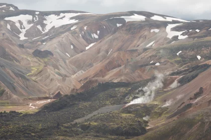 Photo of a mountain range covered in snow and steam, Landmannalaugar &rarr; Skogafoss, August 2017, Reinder Nijhoff
