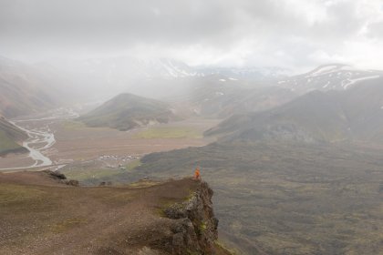 Photo of a person standing on top of a mountain, Landmannalaugar &rarr; Skogafoss, August 2017, Reinder Nijhoff