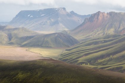 Photo of a mountain range with a river running through it, Landmannalaugar &rarr; Skogafoss, August 2017, Reinder Nijhoff