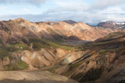 Photo of a view of a mountain range from a high point of view, Landmannalaugar &rarr; Skogafoss, August 2017, Reinder Nijhoff