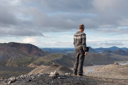 Photo of a man standing on top of a mountain overlooking a valley, Landmannalaugar &rarr; Skogafoss, August 2017, Reinder Nijhoff