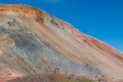 Photo of a man standing on top of a mountain covered in dirt, Landmannalaugar &rarr; Skogafoss, August 2017, Reinder Nijhoff