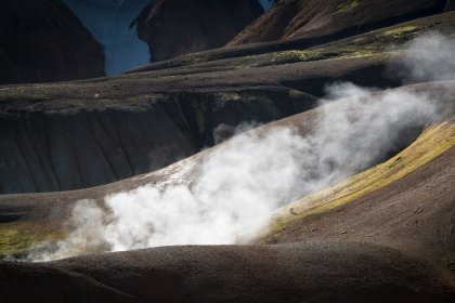 Photo of steam rises from the ground in a valley, Landmannalaugar &rarr; Skogafoss, August 2017, Reinder Nijhoff