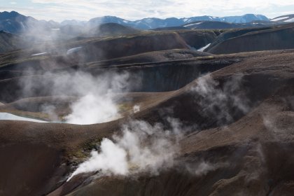 Photo of steam rises from the ground in the mountains, Landmannalaugar &rarr; Skogafoss, August 2017, Reinder Nijhoff