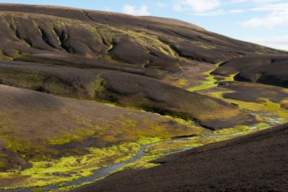 Photo of a river running through a lush green valley, Landmannalaugar &rarr; Skogafoss, August 2017, Reinder Nijhoff