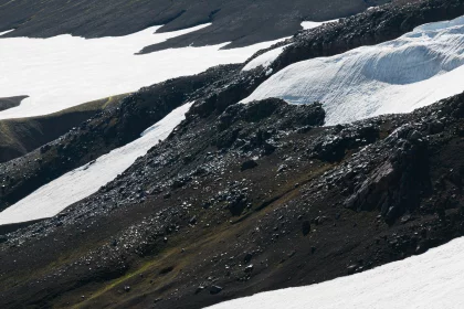 Photo of a person skiing down a snowy mountain slope, Landmannalaugar &rarr; Skogafoss, August 2017, Reinder Nijhoff