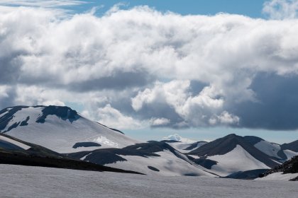 Photo of a snow covered mountain range under a cloudy sky, Landmannalaugar &rarr; Skogafoss, August 2017, Reinder Nijhoff