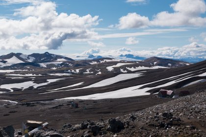 Photo of a view of a mountain range with snow on the ground, Landmannalaugar &rarr; Skogafoss, August 2017, Reinder Nijhoff