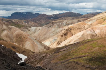 Photo of a view of a mountain range from a distance, Landmannalaugar &rarr; Skogafoss, August 2017, Reinder Nijhoff