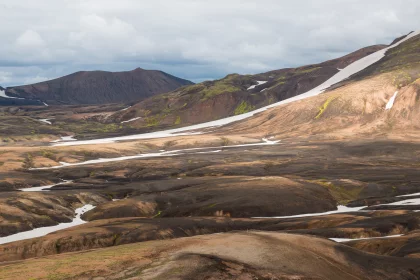 Photo of a view of a mountain range with snow on the mountains, Landmannalaugar &rarr; Skogafoss, August 2017, Reinder Nijhoff