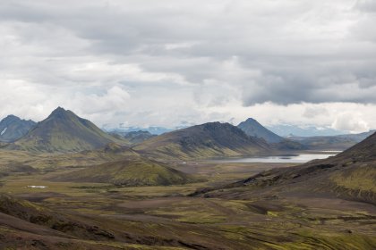 Photo of a mountain range with a body of water in the distance, Landmannalaugar &rarr; Skogafoss, August 2017, Reinder Nijhoff