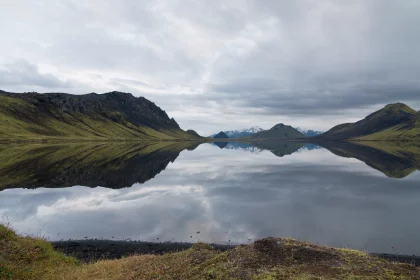 Photo of a large body of water surrounded by mountains, Landmannalaugar &rarr; Skogafoss, August 2017, Reinder Nijhoff