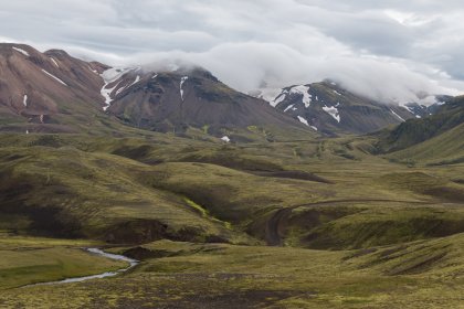 Photo of a mountain range with a stream running through it, Landmannalaugar &rarr; Skogafoss, August 2017, Reinder Nijhoff