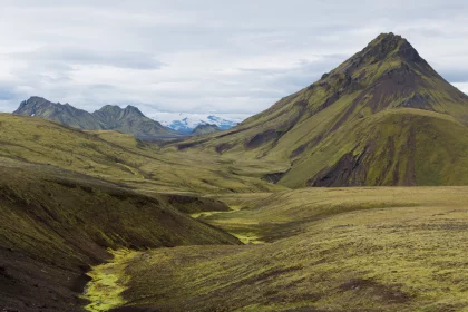 Photo of a grassy valley with a mountain in the background, Landmannalaugar &rarr; Skogafoss, August 2017, Reinder Nijhoff