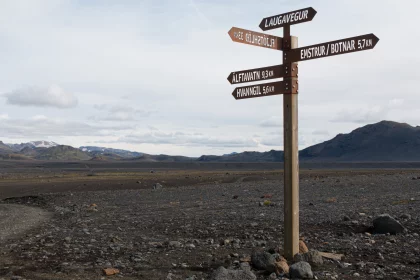 Photo of a pole with a bunch of signs on top of it, Landmannalaugar &rarr; Skogafoss, August 2017, Reinder Nijhoff