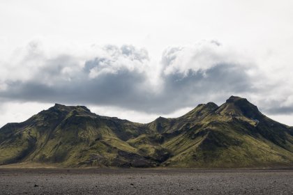 Photo of a mountain range with a cloudy sky in the background, Landmannalaugar &rarr; Skogafoss, August 2017, Reinder Nijhoff