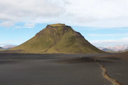 Photo of a large mountain with a dirt path in front of it, Landmannalaugar &rarr; Skogafoss, August 2017, Reinder Nijhoff