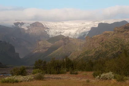 Photo of a mountain range with snow capped mountains in the background, Landmannalaugar &rarr; Skogafoss, August 2017, Reinder Nijhoff
