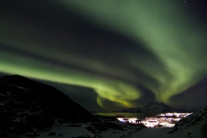 Photo of the aurora bore is shining brightly in the night sky, Greenland, October 2017, Reinder Nijhoff