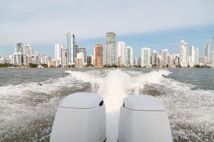 Photo of a view of a city from the back of a boat, Santa Cruz del Islote, Colombia, December 2017, Reinder Nijhoff