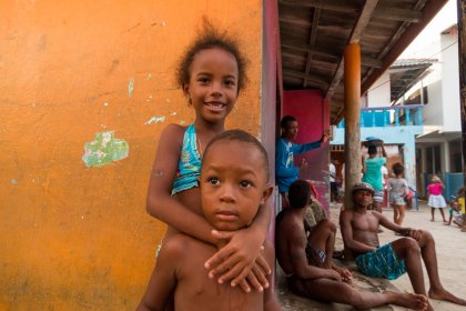 Photo of a couple of kids sitting next to each other, Santa Cruz del Islote, Colombia, December 2017, Reinder Nijhoff