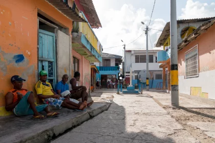 Photo of a group of people sitting on the side of a road, Santa Cruz del Islote, Colombia, December 2017, Reinder Nijhoff