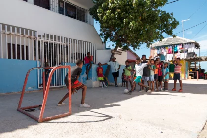 Photo of a group of young people playing a game of frisbee, Santa Cruz del Islote, Colombia, December 2017, Reinder Nijhoff