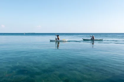 Photo of a couple of people in a small boat in the water, Santa Cruz del Islote, Colombia, December 2017, Reinder Nijhoff