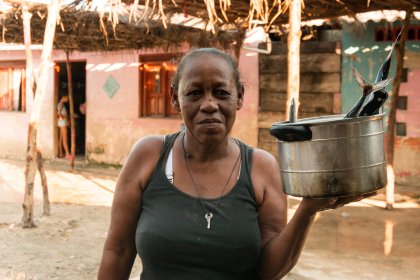 Photo of a woman holding a metal pan in her hand, Santa Cruz del Islote, Colombia, December 2017, Reinder Nijhoff