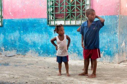 Photo of a couple of kids standing next to each other, Santa Cruz del Islote, Colombia, December 2017, Reinder Nijhoff