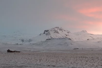 Photo of a snowy landscape with a mountain in the background, Winter Iceland, January 2018, Reinder Nijhoff