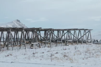 Photo of a wooden structure in the middle of a snowy field, Winter Iceland, January 2018, Reinder Nijhoff