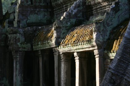 Photo of a row of stone pillars in a building, Thailand, Laos, Cambodja & Vietnam, November 2005, Reinder Nijhoff