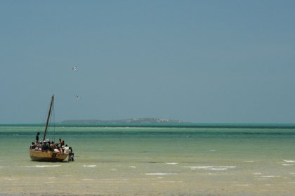 Photo of a group of people on a boat in the water, Zimbabwe, Mozambique & South Africa, December 2006, Reinder Nijhoff