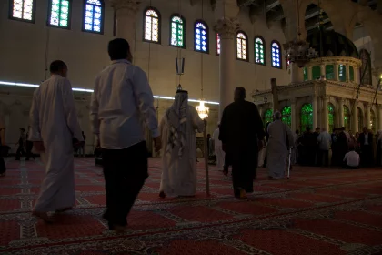 Photo of a group of people walking around a large building, Jordan, Syria, Lebanon, May 2009, Reinder Nijhoff