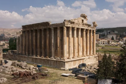 Photo of an ancient temple in the middle of a city, Jordan, Syria, Lebanon, May 2009, Reinder Nijhoff