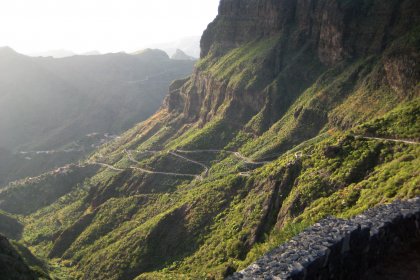 Photo of a view of a mountain with a road going through it, Tenerife, March 2011, Reinder Nijhoff